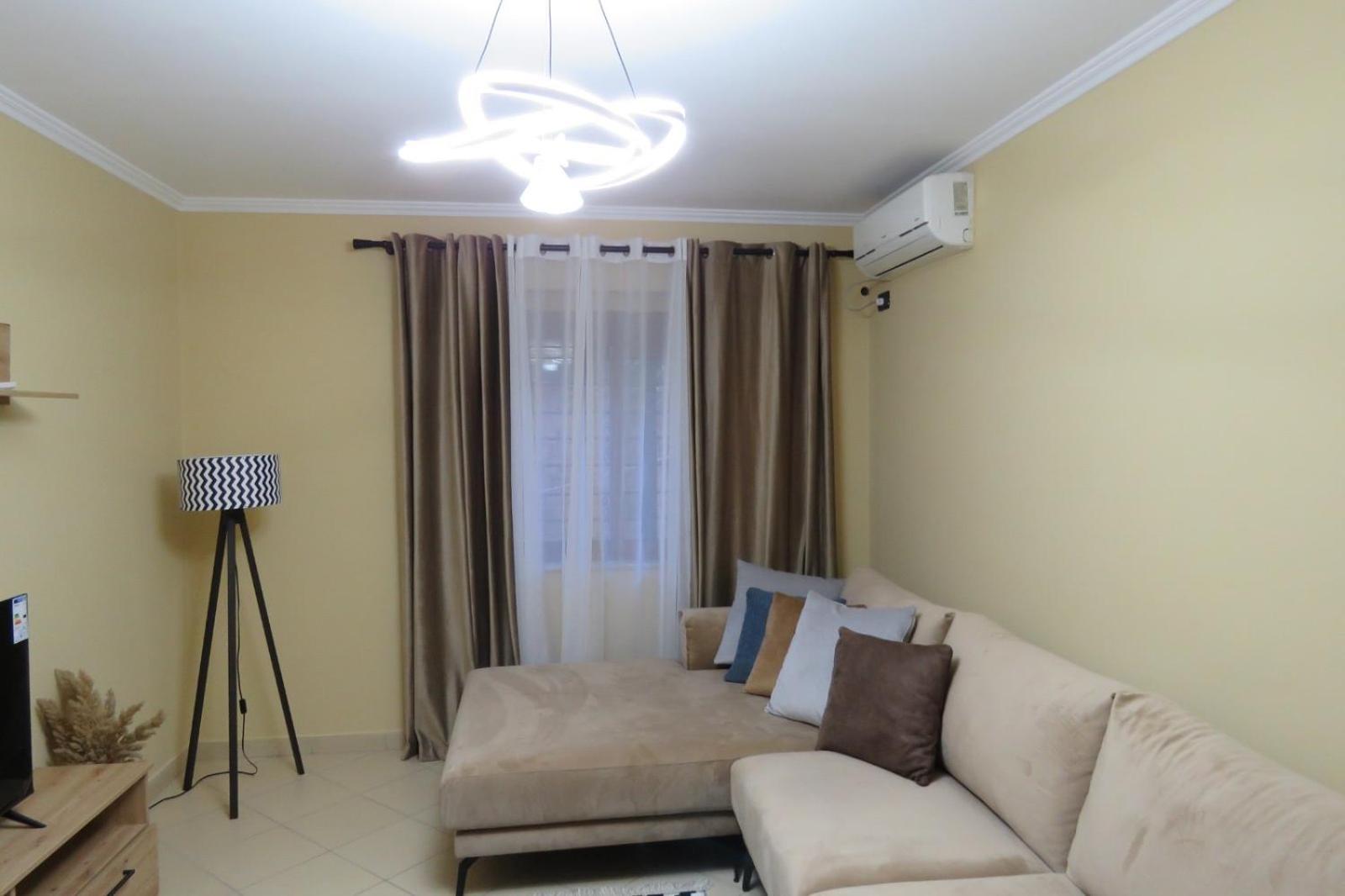 Xhomlliku Apartment, Xhamllik *